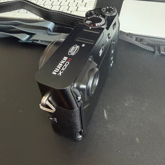 Fujifilm X100VI Black Camera used once, 100 shutters ,+ SD Card and extra strap - Picture 5 of 11